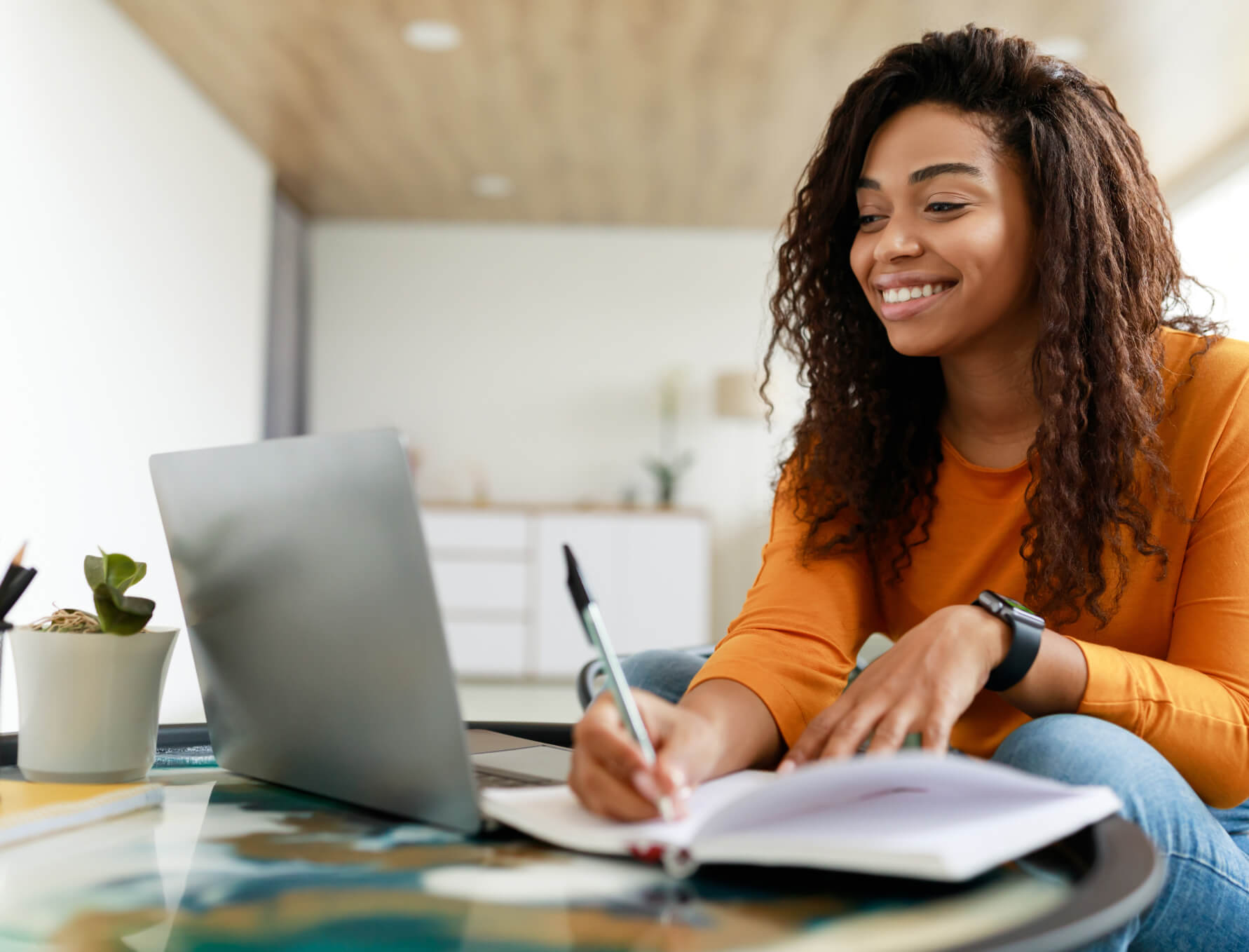 woman-desktop-laptop